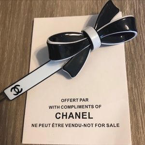 New AUTH CHANEL Beauty VIP Hair Clip Barrette Bow